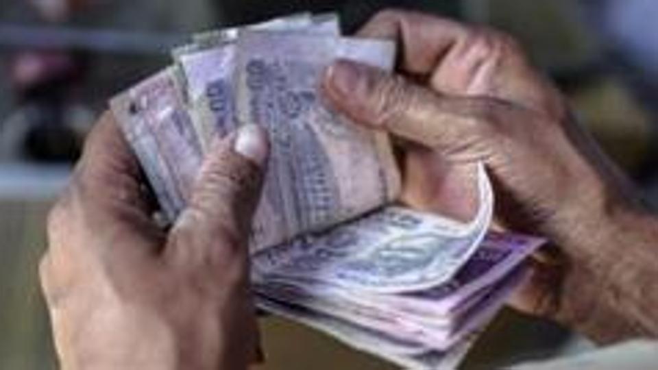 Rupee Rises 5 Paise To 76 15 Against Us Dollar In Early Trade Hindustan Times