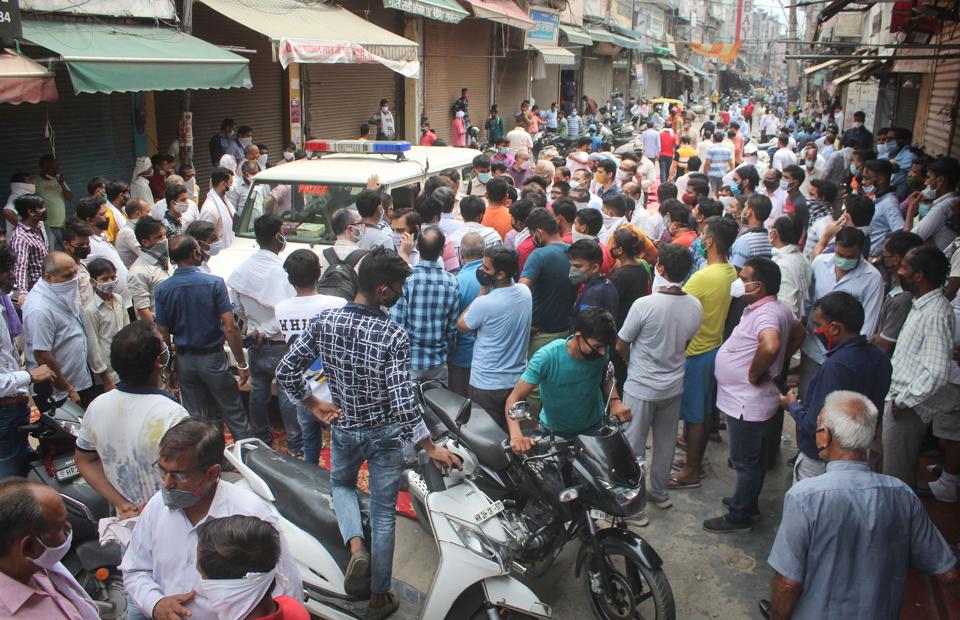 100 shops sealed in Sadar Bazar, traders protest