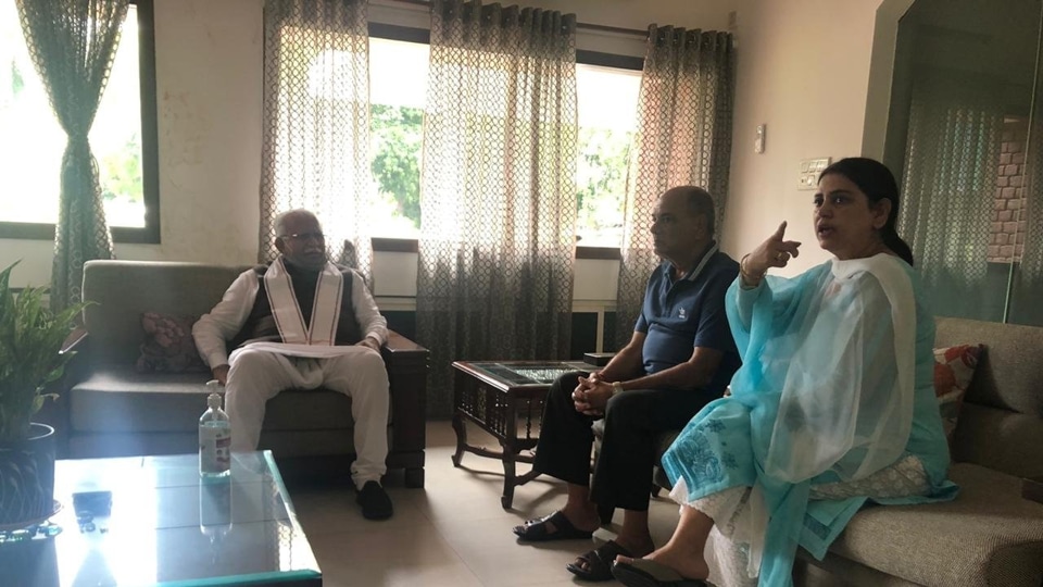 Haryana Cm Manohar Lal Khattar Meets Sushant Singh Rajput S Father Sister Hindustan Times Cm window app gives facility to track your complaint through mobile no.