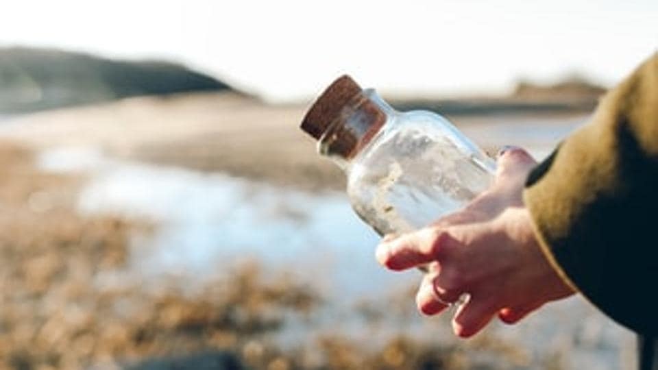 Kayaker reunites author with message in a bottle from 1985 | Hindustan ...