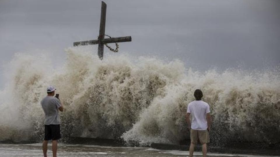 Hurricane Laura makes landfall in southwestern Louisiana near Texas