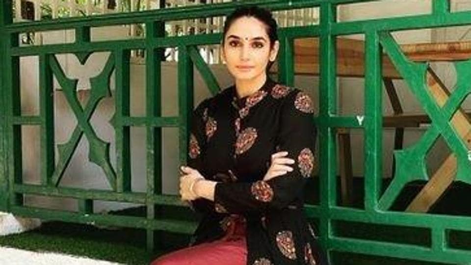 Kannada actor Ragini Dwivedi arrested in Bengaluru in drug probe