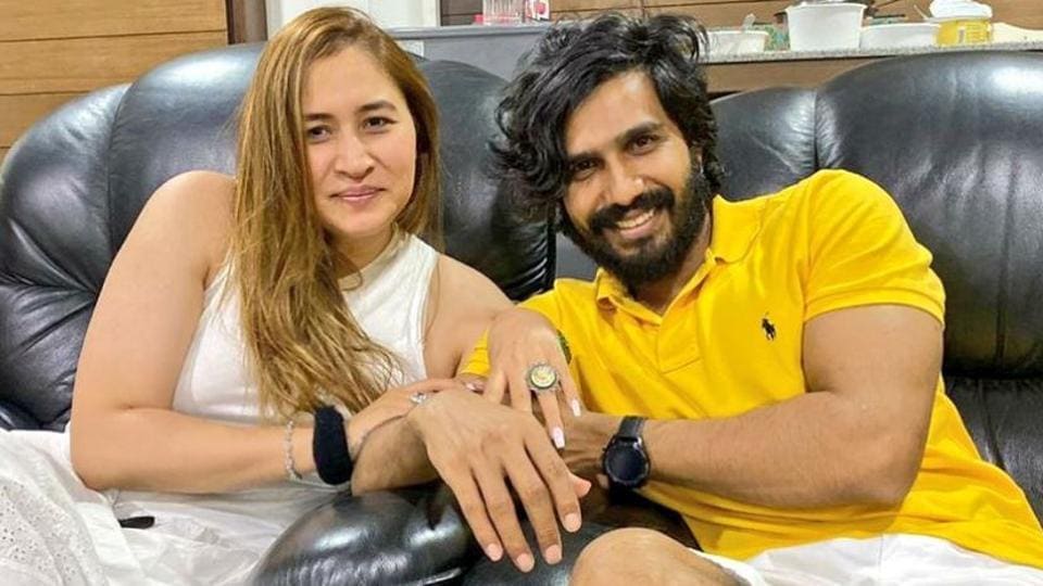 Actor Vishnu Vishal gets engaged to shuttler Jwala Gutta, see pics