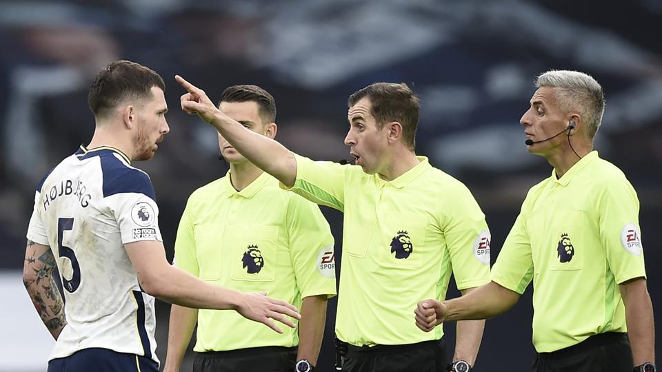 referee in spurs shirt