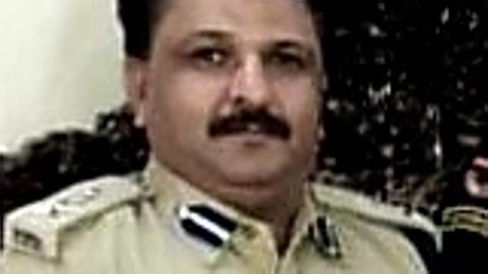 Mumbai Crime Branch Arrests Fake Ips Officer After 1200km Long Car