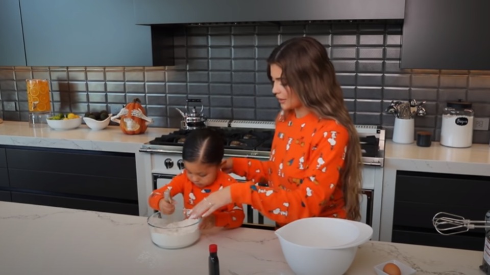 Kylie Jenner bakes Halloween cookies with daughter Stormi. Video is as ...