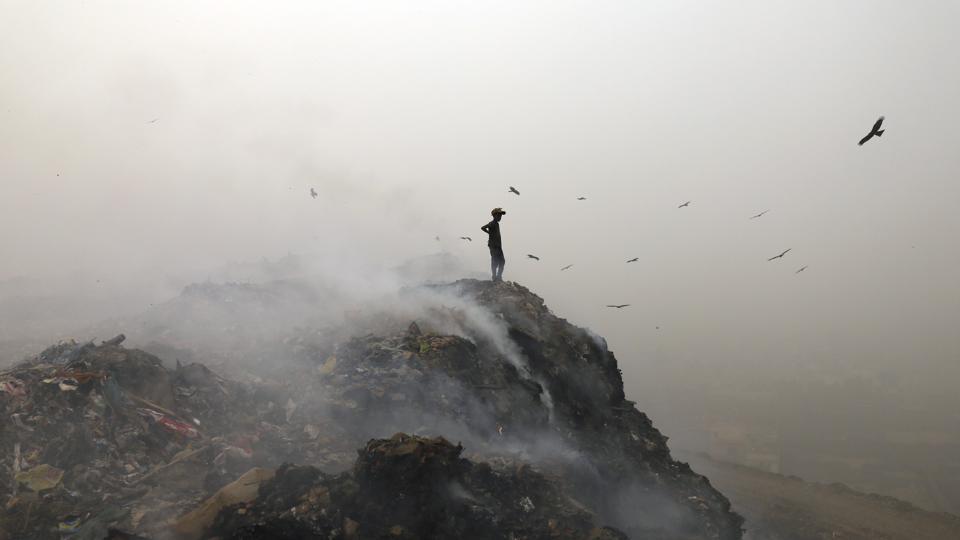 Garbage burning adding pollution to enviroment at Bhalswa Landfill in New Delhi. (Sanchit Khanna/HT PHOTO) Garbage burning adding pollution to enviroment at Bhalswa Landfill in New Delhi. (Sanchit Khanna/HT PHOTO)