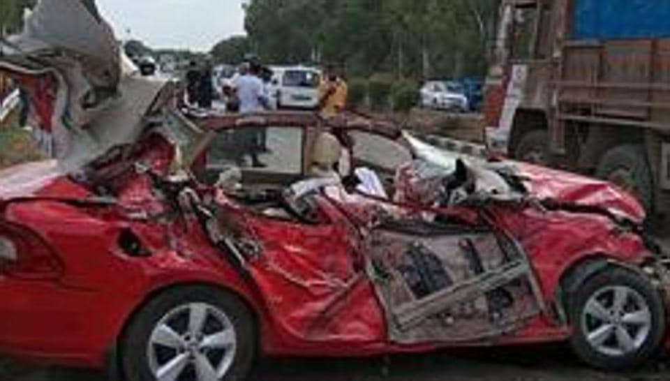 Three Of Family Killed In Car Crash On Yamuna Expressway In Mathura ...