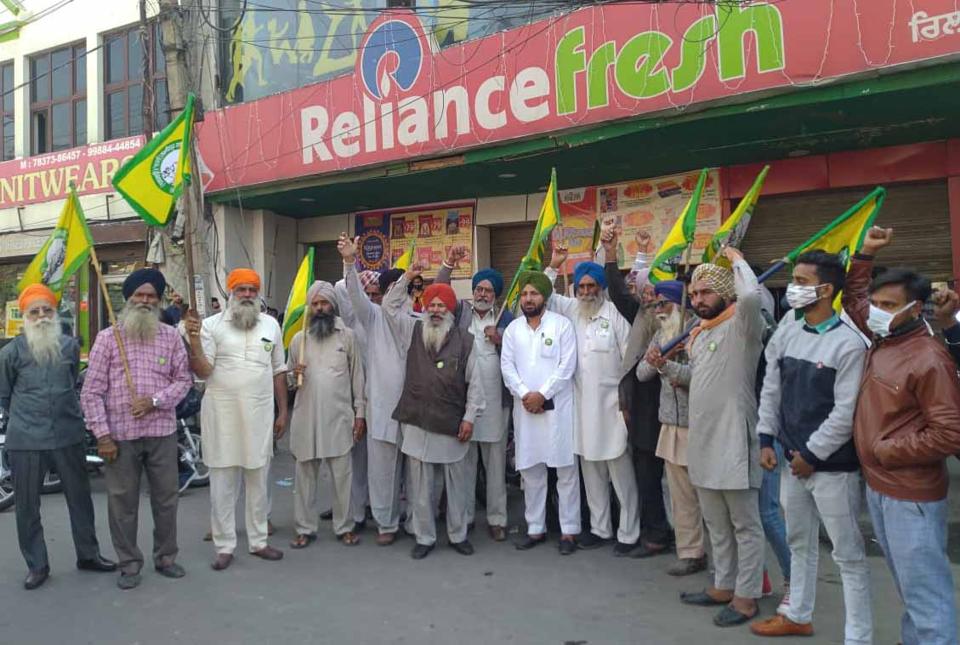 Farmers Close Down Reliance Stores For Third Day In A Row In Ludhiana Hindustan Times