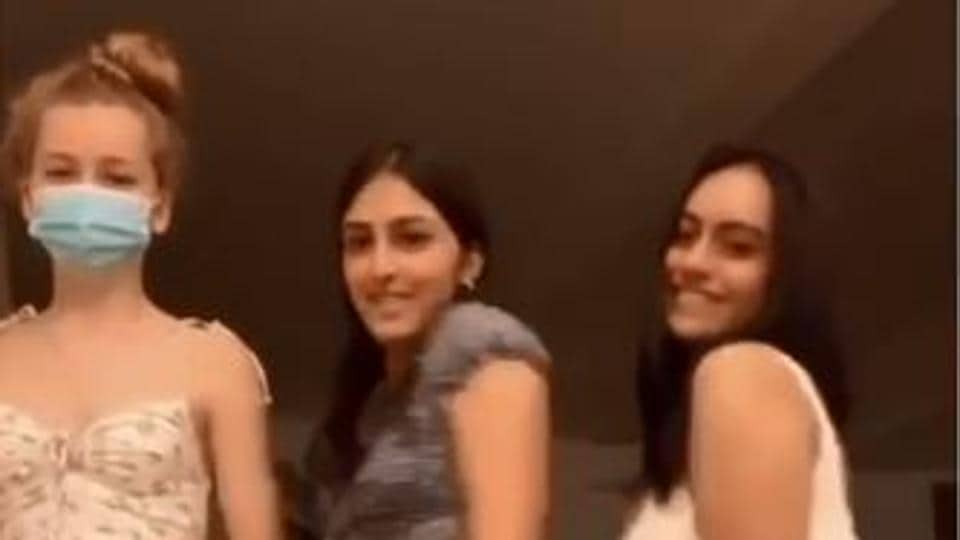 Kajol's daughter Nysa Devgan recreates viral TikTok dance with friends.  Watch video here | Bollywood - Hindustan Times
