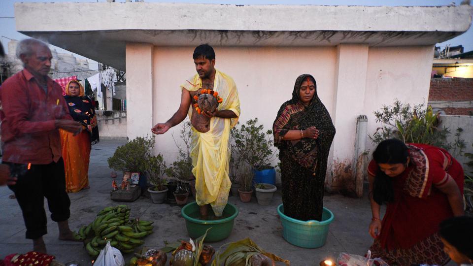 Tubs, cemented tanks and inflatable bath tubs: Chhath Puja performed ...