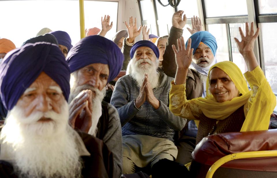 Sikh 'jatha' from India leaves for Nankana Sahib in Pakistan | Latest News India - Hindustan Times