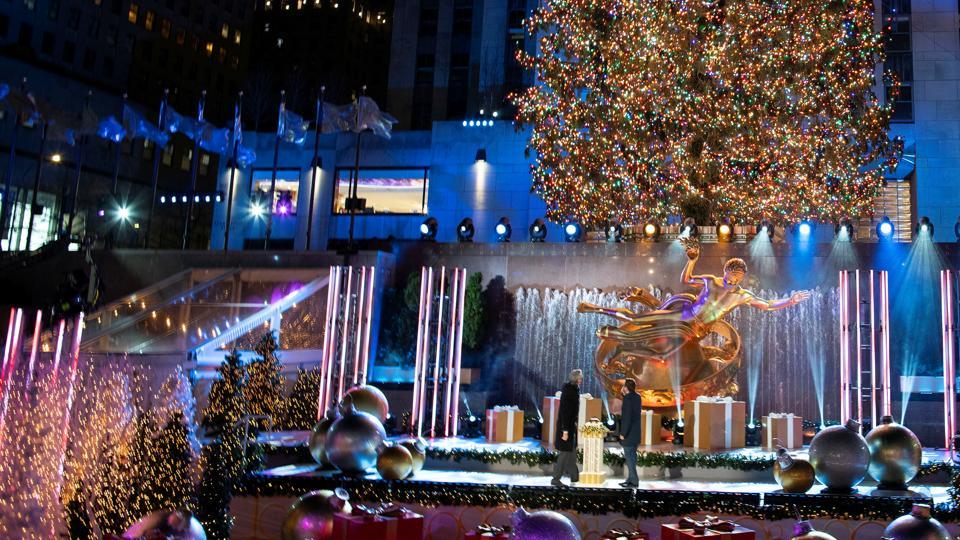 Rockin' around the Christmas tree: Rockefeller tree lit up