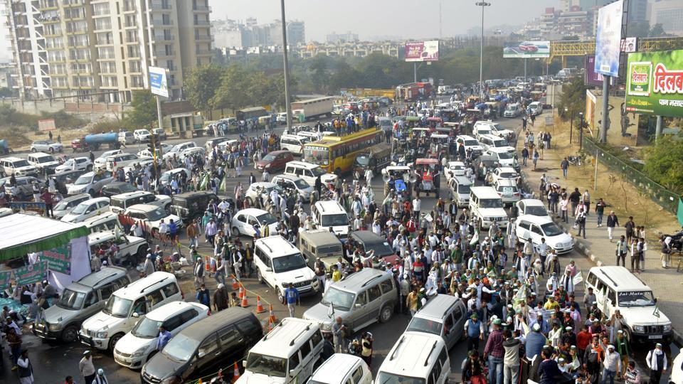 Traffic crawls as farmers block highway in Ghaziabad | Latest News Delhi - Hindustan Times