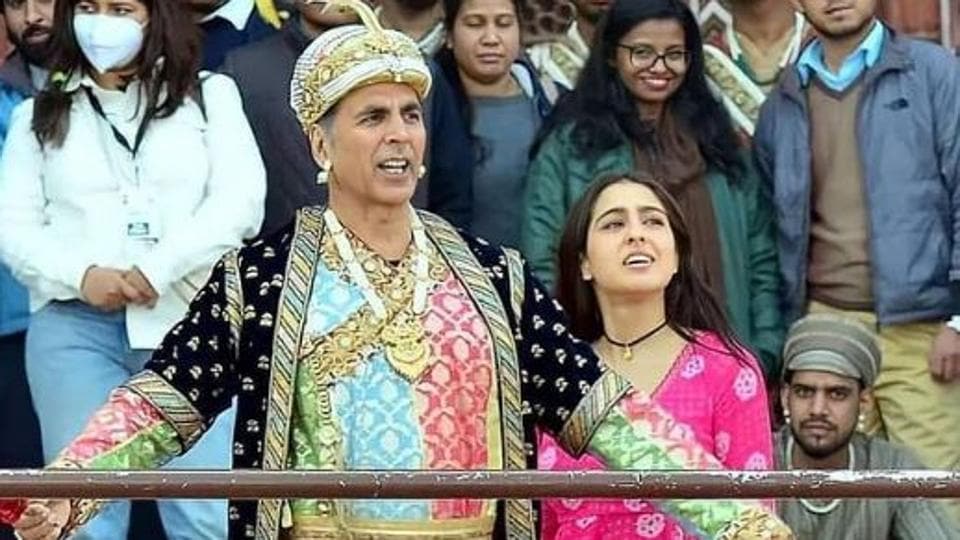 Sara Ali Khan’s attempt at rhyming gives Akshay Kumar a headache as they shoot for Atrangi Re, watch video