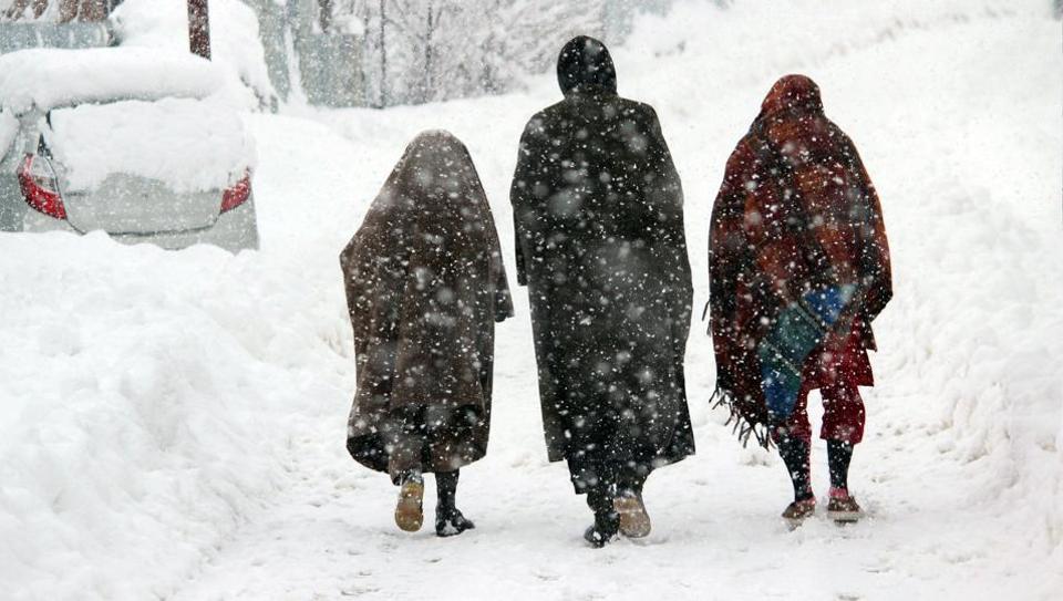 2021. сугробы в москве 2021. унесенные снегом сколько идет. уходит осень. уходящая зима.