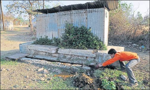 A manual scavenger is engaged by a contractor in the Sagar Cantonment, MP. (MUJEEB FARUQUI/HT) A manual scavenger is engaged by a contractor in the Sagar Cantonment, MP. (MUJEEB FARUQUI/HT)