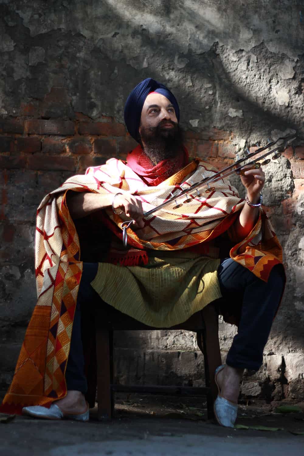 Harinder Singh is wearing a green kurta with navy blue chinos. A navy blue turban, phulkari shawl and red muffler spice up the look. (PHOTO: SHIVAM SAXENA/HINDUSTAN TIMES) Harinder Singh is wearing a green kurta with navy blue chinos. A navy blue turban, phulkari shawl and red muffler spice up the look. (PHOTO: SHIVAM SAXENA/HINDUSTAN TIMES)