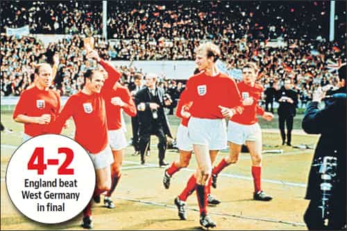 ◼ Ray Wilson (with trophy) alongside the Charlton brothers at Wembley) ◼ Ray Wilson (with trophy) alongside the Charlton brothers at Wembley)