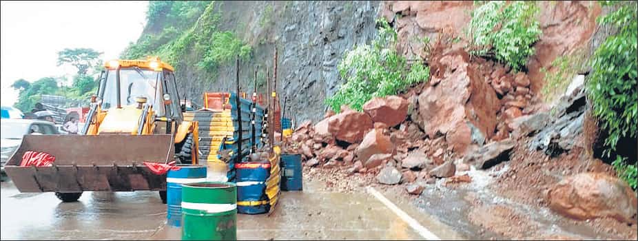Two people were injured in a landslide near Adoshi tunnel on Mumbai-Pune expresshighway, Khandala on July 10. (HT FILE) Two people were injured in a landslide near Adoshi tunnel on Mumbai-Pune expresshighway, Khandala on July 10. (HT FILE)