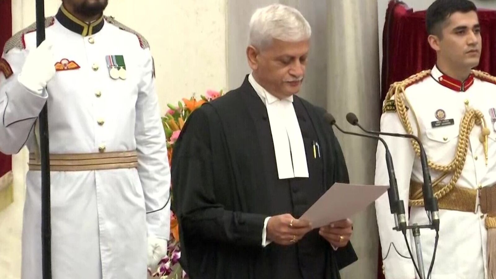 UU Lalit : உச்சநீதிமன்றத்தின் 49ஆவது தலைமை நீதிபதியாக பதவியேற்றார் யு.யு. லலித்!-uu lalit was sworn in as the 49th chief justice of the supreme court  - HT Tamil