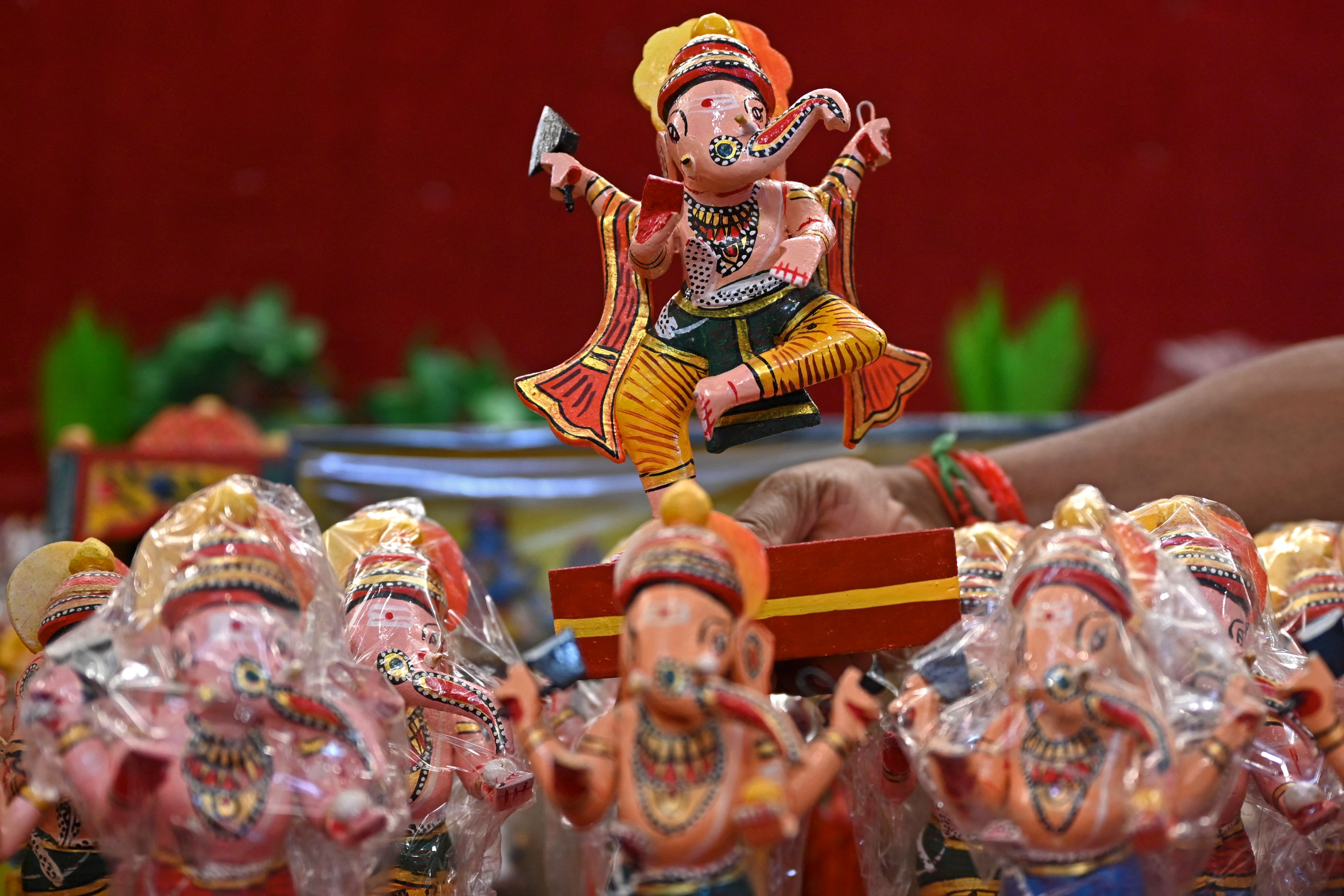 விநாயகர் கடவுளுக்கு அர்பணிக்கும் விதமாக 10 நாள்கள் கொண்டாடப்படும் விழாதான் விநாயகர் சதுர்த்தி. இந்த ஆண்டுக்கான விழாவானது ஆகஸ்ட் 31ஆம் தேதி நடைபெறுகிறது. இந்து சந்திர நாள்காட்டியில் பத்ரபதா மாதத்தின் நான்காவது நாள் இந்த விழா கொண்டாடப்படுகிறது. நாடு முழுவதும் மிகப் பெரிய திருவிழாவாக விநாயகர் சதுர்த்தி கொண்டாடப்படுகிறது. இதில் குறிப்பாக மகாராஷ்ட்ரா மாநிலத்தில் நாடே திரும்பி பார்க்கும் விதமாக மிகப் பெரிய அளவில் கொண்டாட்டங்கள் இருக்கும்