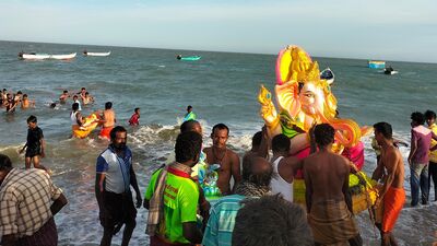 விநாயகர் சிலைகள் கரைப்பை முன்னிட்டு, விளாத்திகுளம் டிஎஸ்பி பிரகாஷ் தலைமையில் 200-க்கும் மேற்பட்ட போலீசார் மற்றும் அதிரடி விரைவுப்படையினர் பாதுகாப்பு பணியில் ஈடுபடுத்தப்பட்டனர்.