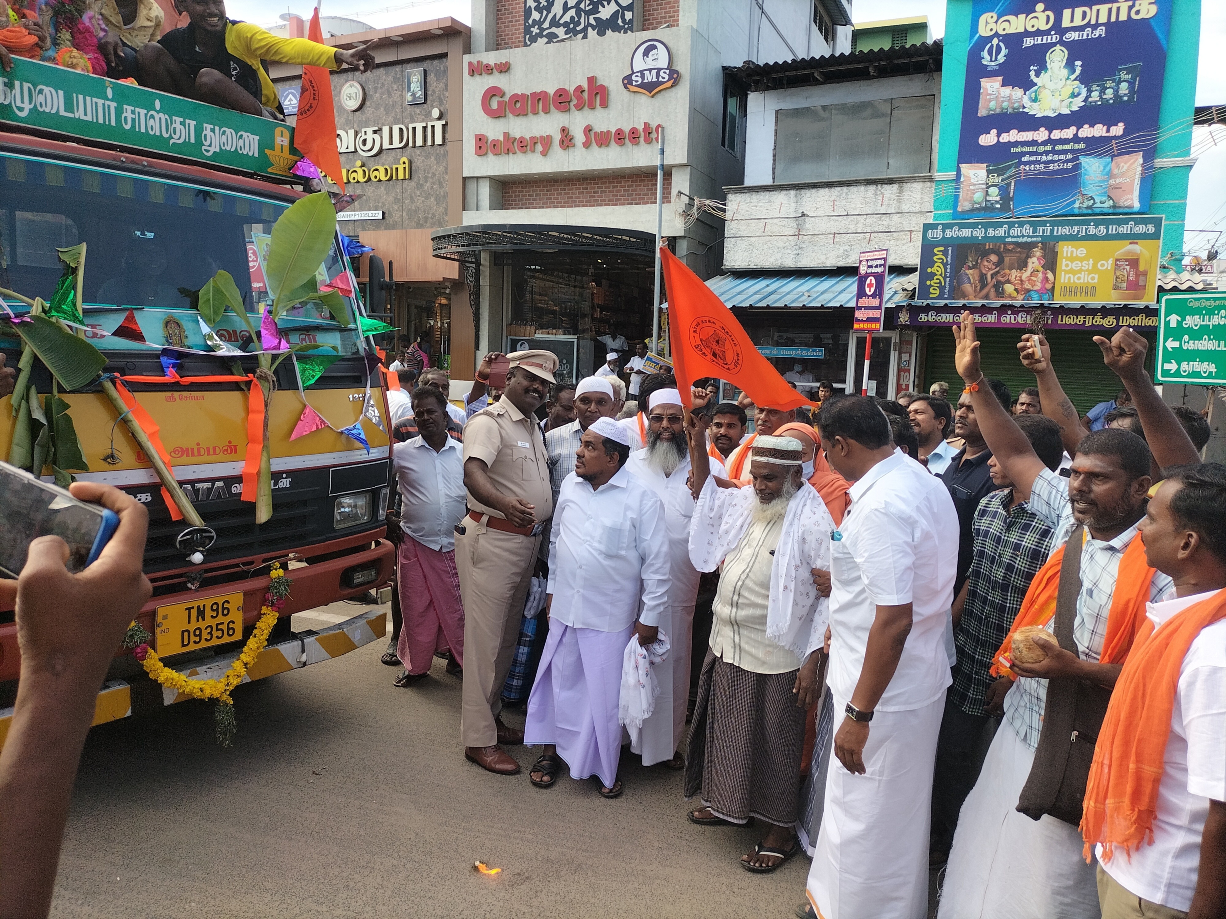 அப்போது மத நல்லிணக்கத்தை வலியுறுத்தும் வகையில் விநாயகர் சிலைகள் ஊர்வலத்தை இந்துக்களுடன் இணைந்து இஸ்லாமியர்கள் கொடியசைத்து தொடங்கி வைத்தனர்.