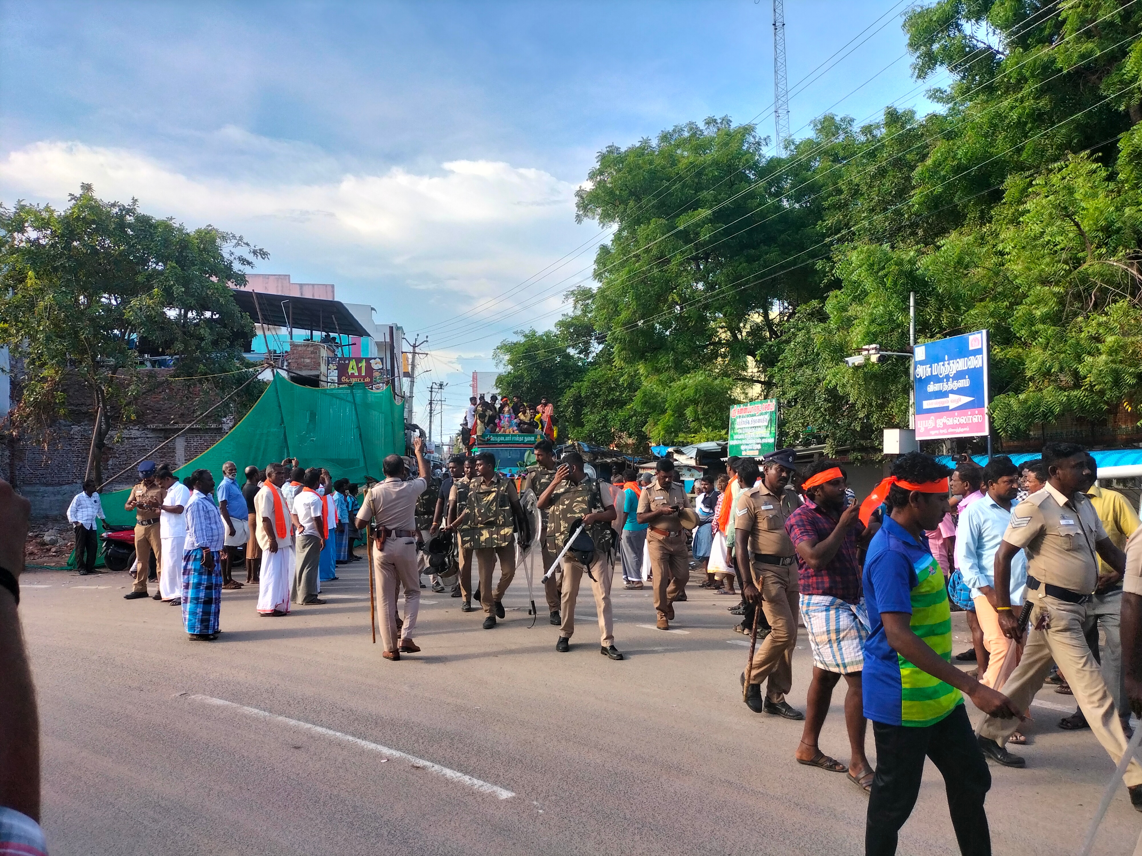 விநாயகர் சிலைகள் புறப்பட்ட இடத்தில் இருந்து கடலில் கரைக்கப்படும் இடம் வரை போலீசார் பாதுகாப்பு அளித்தனர்.