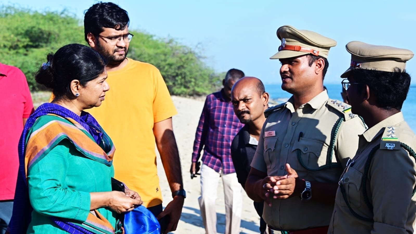 மேலும் அந்தப் பகுதிகளில் பராமரிக்கப்பட்டு வரும் பனைமரக் கன்றுகளையும், பாதுகாக்கப்பட்ட பவளப்பாறைகளையும் பார்வையிட்டு ஆய்வு மேற்கொண்ட கனிமொழி எம்.பி., இது குறித்து அதிகாரிகளிடம் கேட்டறிந்தார்.