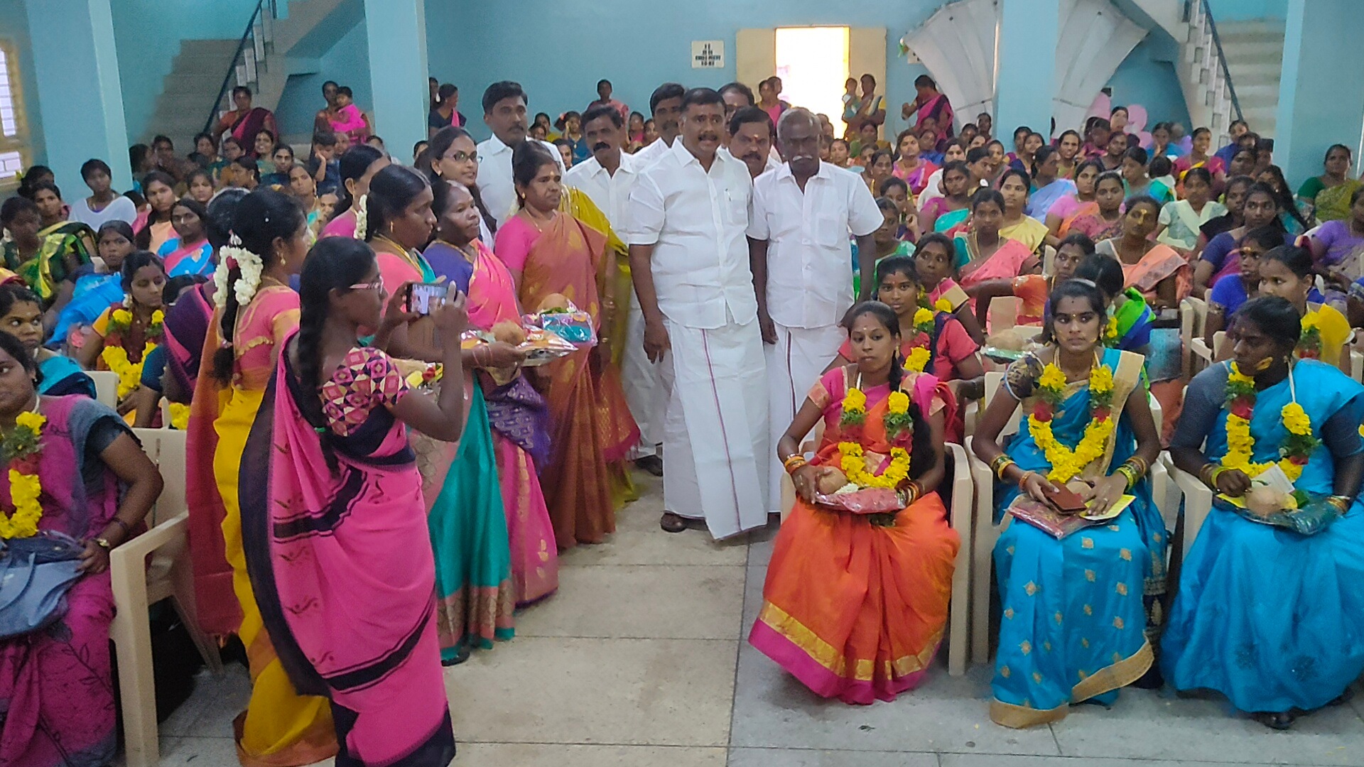 சமுதாய வளைகாப்பு நிகழ்ச்சியில் கர்ப்பிணிகளுக்கு சீர்வரிசை பொருட்களை எம்.எல்.ஏ., மார்க்கண்டேயன், பேரூராட்சி தலைவர் அய்யன்ராஜ், துணைத் தலைவர் வேல்ச்சாமி ஆகியோர் வழங்கினா்.