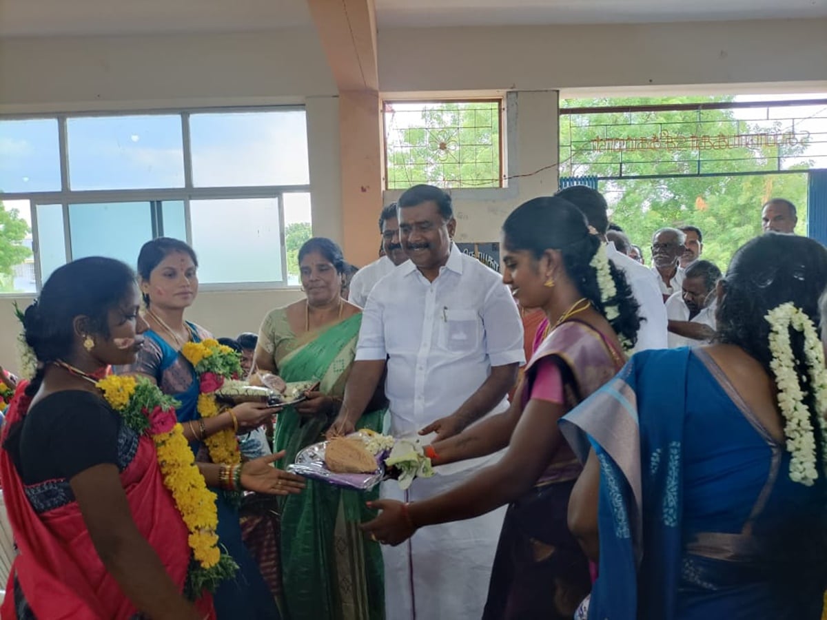 <p>சீர்வரிசையினை வழங்கிய விளாத்திகுளம் சட்டப்பேரவை உறுப்பினர் மார்க்கண்டேயன்.</p>