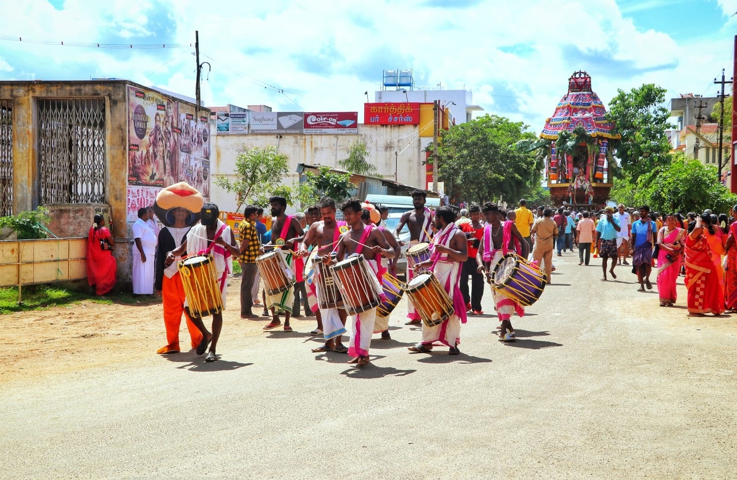 தோரோட்டத்தையொட்டி டிஎஸ்பி வெங்கடேஷ் தலைமையில் போலீசார் பாதுகாப்பு பணியில் ஈடுபட்டனர்.