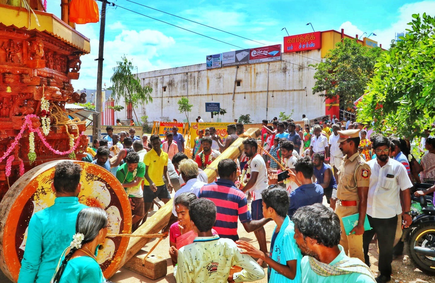 இதைத்தொடர்ந்து அம்பாள் திருத்தேருக்கு எழுந்தருளல் நிகழ்ச்சி நடைபெற்றது. பின்னர் காலை 10 மணிக்கு தேர் நிலையத்தில் இருந்து புறப்பட்டது. இதில், திரளான பக்தர்கள் பங்கேற்று வடம்பிடித்து தேர் இழுத்தனர்.