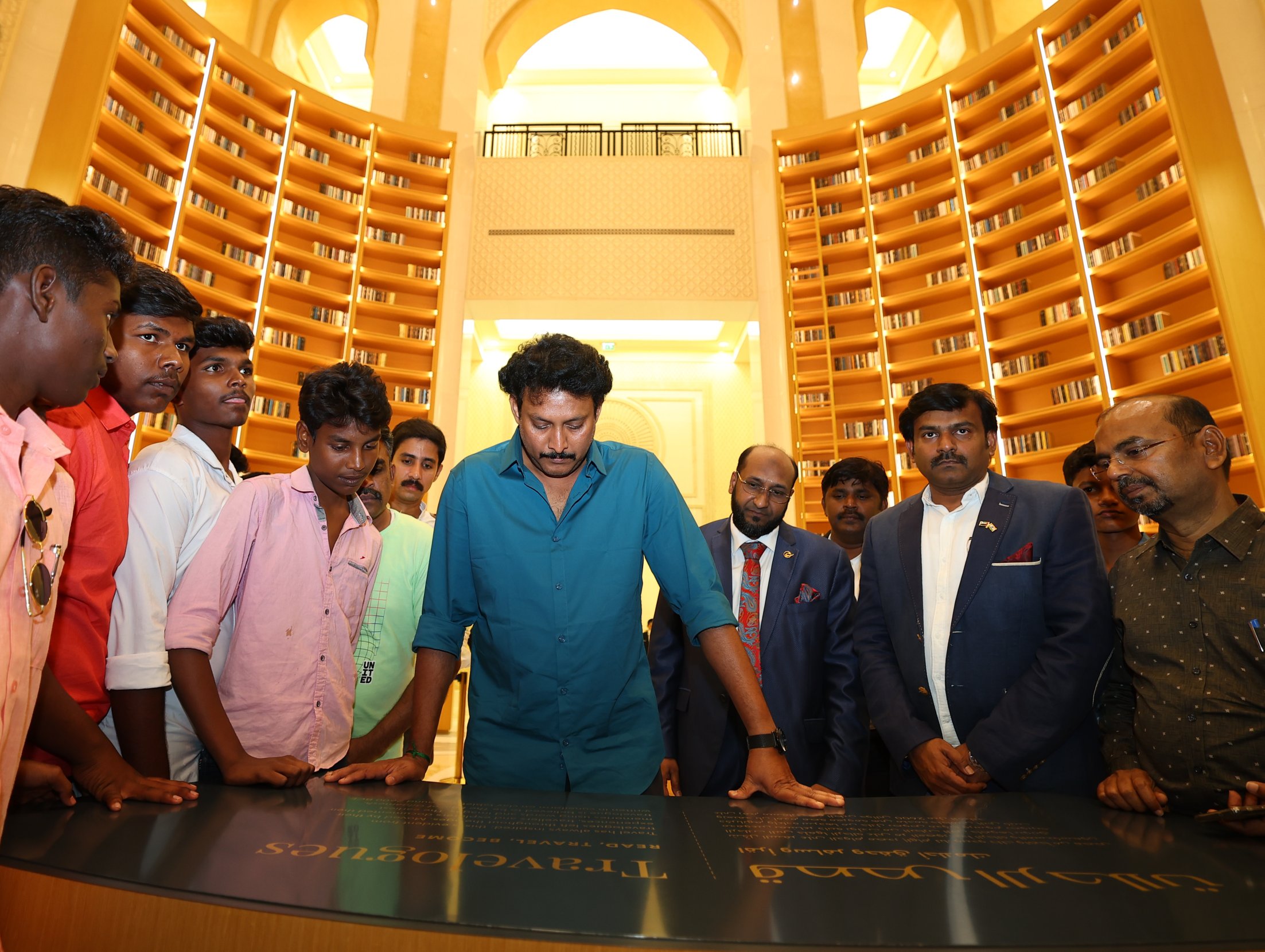 மாணவர்களுடன் அமைச்சர் அன்பில் மகேஷ்