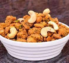 1. ட்ரை ஃப்ரூட் பக்கோடா- dry fruit pakkoda- செய்யத் தேவையானவை: பாதாம் பருப்பு, முந்திரி, பிஸ்தா, உலர் திராட்சை – தலா ஒரு டேபிள்ஸ்பூன், கடலை மாவு – 150 கிராம், அரிசி மாவு – 50 கிராம், மிளகாய்த்தூள் – அரை டீஸ்பூன், உப்பு – தேவையான அளவு, எண்ணெய் – பொரிக்க தேவையான அளவு. செய்முறை: பாதாம் பருப்பு, முந்திரி, பிஸ்தா பருப்பை ஒன்றிரண்டாகப் பொடித்து, அதனுடன் உலர் திராட்சை, கடலை மாவு, அரிசி மாவு, உப்பு, மிளகாய்த்தூள் சேர்த்து தண்ணீர் விட்டு கெட்டியாகக் கலக்கவும். எண்ணெயை காய வைத்து, மாவை அதில் சிறிது சிறிதாக கிள்ளிப் போட்டு பக்கோடாக்களாக பொரித்தெடுக்கவும். பொரித்த முந்திரிகளை மேலாகத் தூவி பரிமாறலாம்.