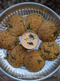 3. ராகி பக்கோடா ragi pakoda தேவையானவை: கேழ்வரகு மாவு – 100 கிராம், அரிசி மாவு – ஒரு டீஸ்பூன், தயிர் – ஒரு டேபிள்ஸ்பூன், பொடியாக நறுக்கிய வெங்காயம் – சிறிதளவு , பச்சை மிளகாய், இஞ்சி, கொத்தமல்லி, கறிவேப்பிலை சேர்த்து அரைத்த விழுது – ஒரு டேபிள்ஸ்பூன், உப்பு – தேவையான அளவு, எண்ணெய் – பொரிக்க தேவையான அளவு. செய்முறை: கேழ்வரகு மாவுடன், அரிசி மாவு, தயிர், வெங்காயம், பச்சை மிளகாய், கொத்தமல்லி – இஞ்சி – கறிவேப்பிலை விழுது, உப்பு சேர்த்து கெட்டியாகக் கலக்கவும். எண்ணெயை காய வைத்து, மாவை அதில் கிள்ளிப் போட்டு பக்கோடாக்களாக பொரித்துக் கொள்ளவும்.