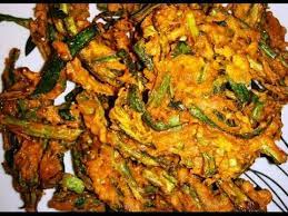 5. வெண்டைக்காய் பக்கோடா ladies finger pakoda தேவையானவை: நறுக்கிய வெண்டைக்காய் – ஒரு கப் (சற்று நீள வடிவில் நறுக்கி, குறுவாட்டில் நான்கு துண்டுகளாக மீண்டும் நறுக்கிக் கொள்ளவும்), கடலை மாவு – 150 கிராம், அரிசி மாவு – 50 கிராம், பொடியாக நறுக்கிய வெங்காயம் – சிறிதளவு, மஞ்சள்தூள், பெருங்காயத்தூள் – தலா கால் டீஸ்பூன், மிளகாய்த்தூள் – ஒரு டீஸ்பூன், உப்பு – தேவையான அளவு, எண்ணெய் – பொரிக்க தேவையான அளவு. செய்முறை: நறுக்கிய வெண்டைக்காயுடன் வெங்காயம், கடலை மாவு, அரிசி மாவு, மிளகாய்த்தூள், மஞ்சள்தூள், பெருங்காயத்தூள், உப்பு சேர்த்து நன்றாக கலந்து, தண்ணீர் விட்டு கெட்டியாகப் பிசிறிக் கொள்ளவும். எண்ணெயை காய வைத்து, மாவை அதில் கிள்ளிப் போட்டு பக்கோடாக்களாக பொரித்தெடுக்கவும்.