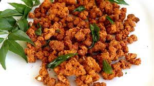 6.வேர்க்கடலை பக்கோடா Peanut pakoda தேவையானவை: காய்ந்த, வறுக்காத வேர்க்கடலை – 200 கிராம், கடலை மாவு – 100 கிராம், அரிசி மாவு – 50 கிராம், மிளகாய்த்தூள் – ஒரு டீஸ்பூன், மஞ்சள்தூள், பெருங்காயத்தூள் – தலா கால் டீஸ்பூன், கறிவேப்பிலை – சிறிதளவு, வெண்ணெய் – ஒரு டீஸ்பூன், உப்பு – தேவையான அளவு, எண்ணெய் – பொரிக்க தேவையான அளவு. செய்முறை: வேர்க்கடலையுடன் வெண்ணெய், கடலை மாவு, அரிசி மாவு, உப்பு, பெருங்காயத்தூள், மிளகாய்த்தூள், மஞ்சள்தூள், கறிவேப்பிலை சேர்த்து நன்றாகப் பிசிறி, தண்ணீர் சேர்த்து கெட்டியாகக் கலக்கவும். எண்ணெயை காய வைத்து, அதில் கலவையில் சிறிது எடுத்து உதிர்த்தாற் போல் போட்டு, பொரித்து எடுக்கவும். குறிப்பு: எண்ணெயில் போட்டு ஒரு நிமிடம் கழித்து கரண்டியால் கிளறினால், ஒன்றுடன் ஒன்று ஒட்டாமல் தனித்தனியாக நன்றாக வரும்.