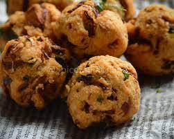 8. மெது பக்கோடா methu-pakoda தேவையானவை: வெங்காயம், கடலை மாவு – தலா 100 கிராம், உருளைக்கிழங்கு – ஒன்று, அரிசி மாவு – ஒரு டேபிள்ஸ்பூன், பொடி யாக நறுக்கிய பச்சை மிளகாய், இஞ்சி, கொத்தமல்லி, கறிவேப்பிலை – சிறிதளவு, மிளகாய்த்தூள் – அரை டீஸ்பூன், உப்பு – தேவை யான அளவு, எண்ணெய் – பொரிக்க தேவையான அளவு. செய்முறை: உருளைக்கிழங்கை வேக வைத்து, மசித்து அதனுடன் கடலை மாவு, அரிசி மாவு நறுக்கிய வெங்காயம், பச்சை மிளகாய், கறிவேப்பிலை, இஞ்சி, கொத்தமல்லி, மிளகாய்த்தூள், உப்பு சேர்த்து, தண்ணீர் தெளித்து கெட்டியாகக் கலக்கவும். மாவு கலவையை காயும் எண்ணெயில் பக்கோடாக்களாக பொரித்தெடுக்கவும்.&nbsp;