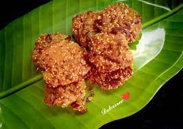 7. எள் பக்கோடா Sesame pakoda தேவையானவை: கறுப்பு எள் – 50 கிராம், காய்ந்த மிளகாய் – 5, மைதா மாவு – 150 கிராம், அரிசி மாவு – 50 கிராம், பெருங்காயத்தூள் – சிறிதளவு, உப்பு – தேவையான அளவு, எண்ணெய் பொரிக்க தேவையான அளவு. செய்முறை: எள்ளை வெறும் கடாயில் வறுத்து அதனுடன் காய்ந்த மிளகாய் சேர்த்துப் பொடிக்கவும். அதில் மைதா மாவு, அரிசி மாவு, உப்பு, பெருங்காயத்தூள் சேர்த்து, தண்ணீர்விட்டு கெட்டியாகக் கலக்கவும். எண்ணெயை காய வைத்து, கலந்த மாவை அதில் கிள்ளிப் போட்டு பக்கோடாக்களாக பொரித்தெடுக்கவும்.