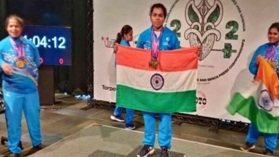 நியூசிலாந்தில் நடைபெற்று வரும் காமன்வெல்த் பளுதூக்குதல் போட்டியில் தங்கம் வென்ற தமிழக வீராங்கனை லேகப்பிரியா 