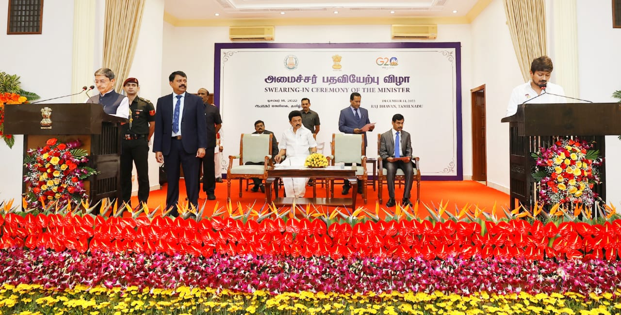 உதயநிதிக்கு பதவிப்பிரமாணமும் ரகசிய காப்பு பிரமாணமும் ஆளுநர் ஆர்.என்.ரவி செய்து வைத்தார்.