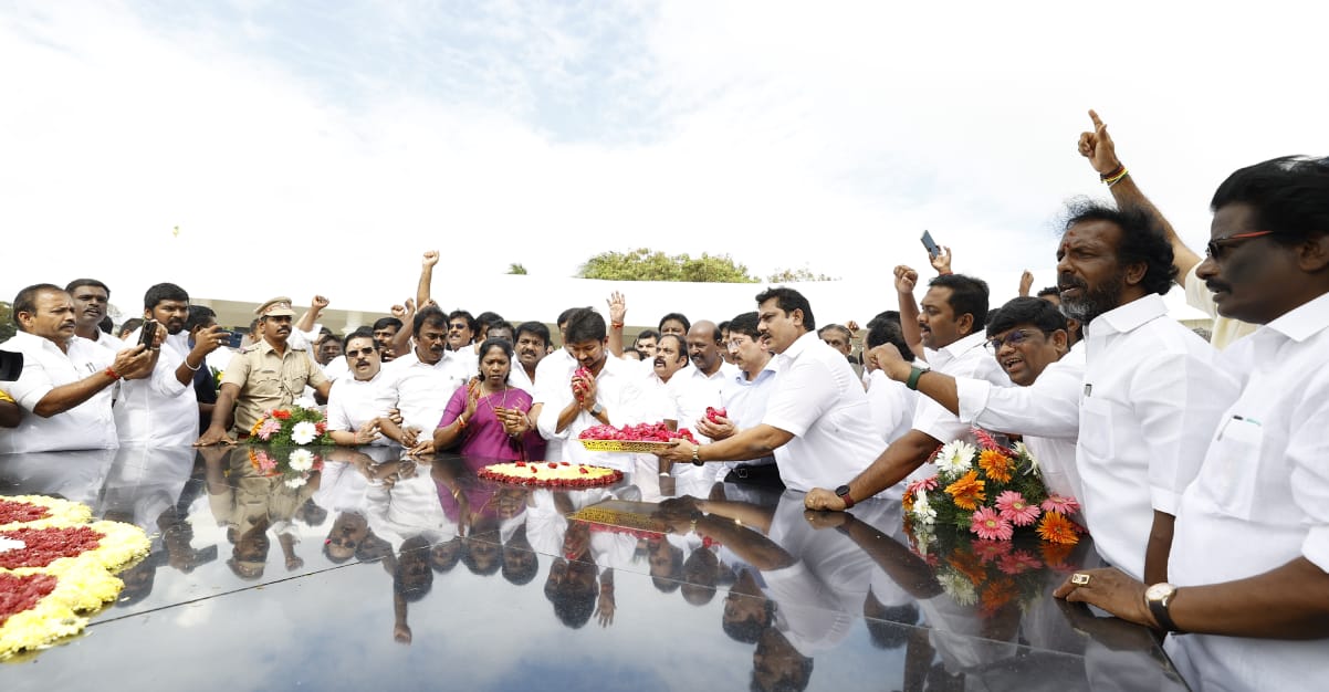 பதவி ஏற்பு நிகழ்ச்சி முடிந்தவுடன் அண்ணா, கருணாநிதி நினைவிடங்களில் அமைச்சர் உதயநிதி ஸ்டாலின் மரியாதை செலுத்தினார்.
