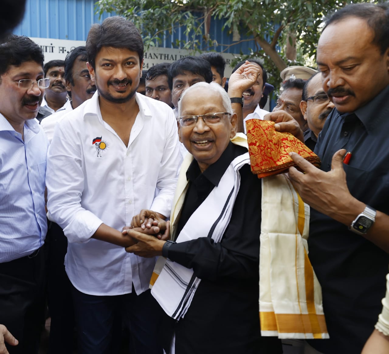 சென்னை, பெரியார் நினைவிடத்தில் மரியாதை செலுத்திய அமைச்சர் உதயநிதி திராவிடர் கழக தலைவர் கி. வீரமணியை சந்தித்து வாழ்த்து பெற்றார். &nbsp;&nbsp;