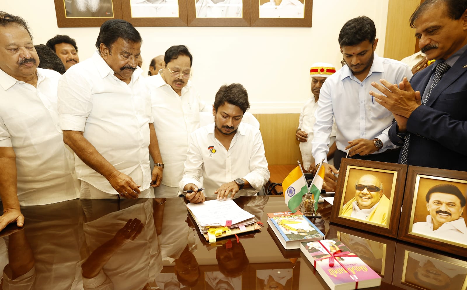 ஆளுநர் மாளிகைளில் இருந்து தலைமைச் செயலகம் வந்த உதயநிதியை அமைச்சர் துரைமுருகன் அமைச்சர் இருக்கையில் அமர வைத்தார்.&nbsp;