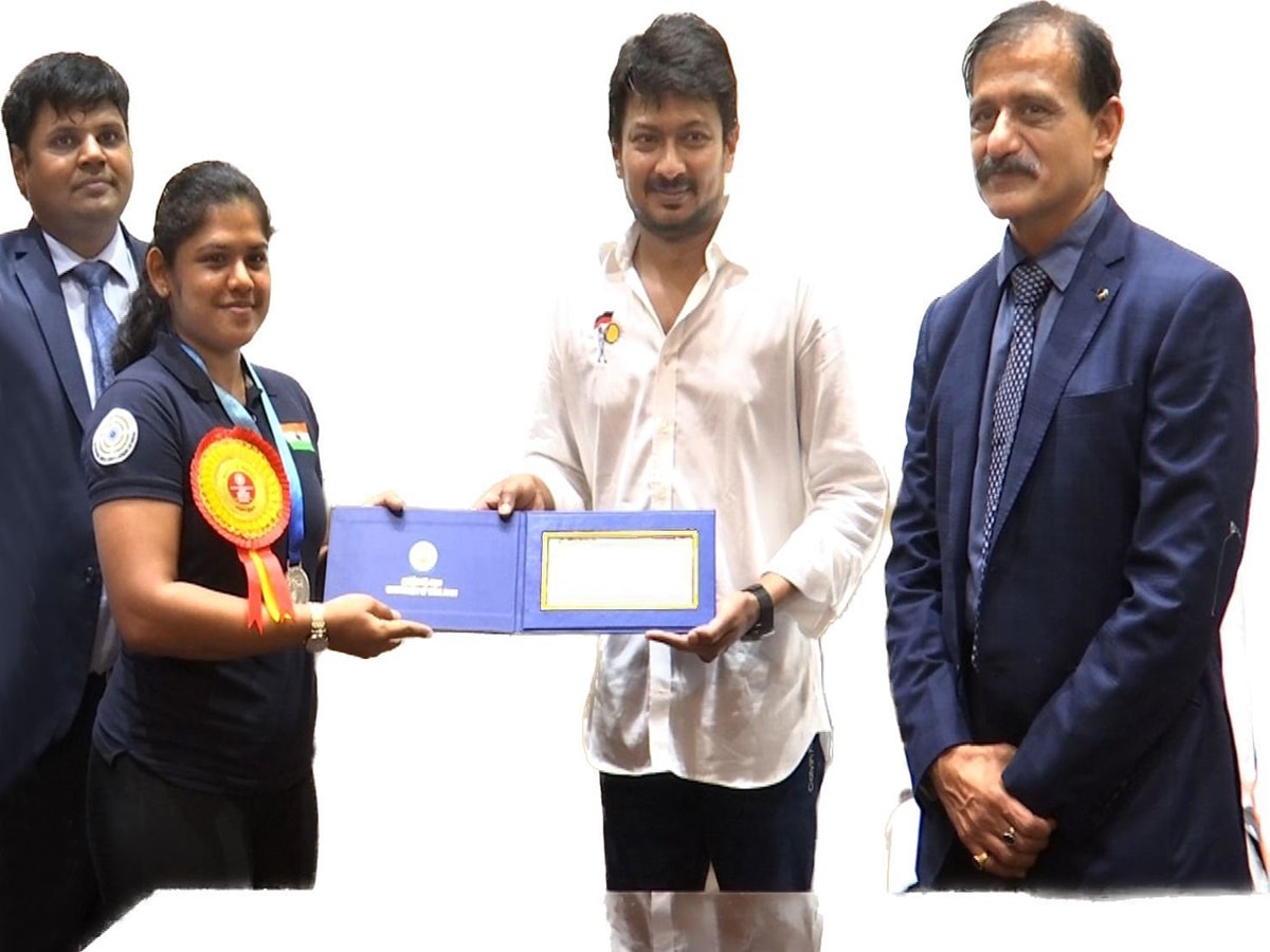 துப்பாக்கி சுடுதலில் வெள்ளி பதக்கம் வென்ற நிவேதிதா நாயருக்கு ரூ.4 லட்சம் காசோலையை வழங்கினார் அமைச்சர் உதயநிதி ஸ்டாலின்.
