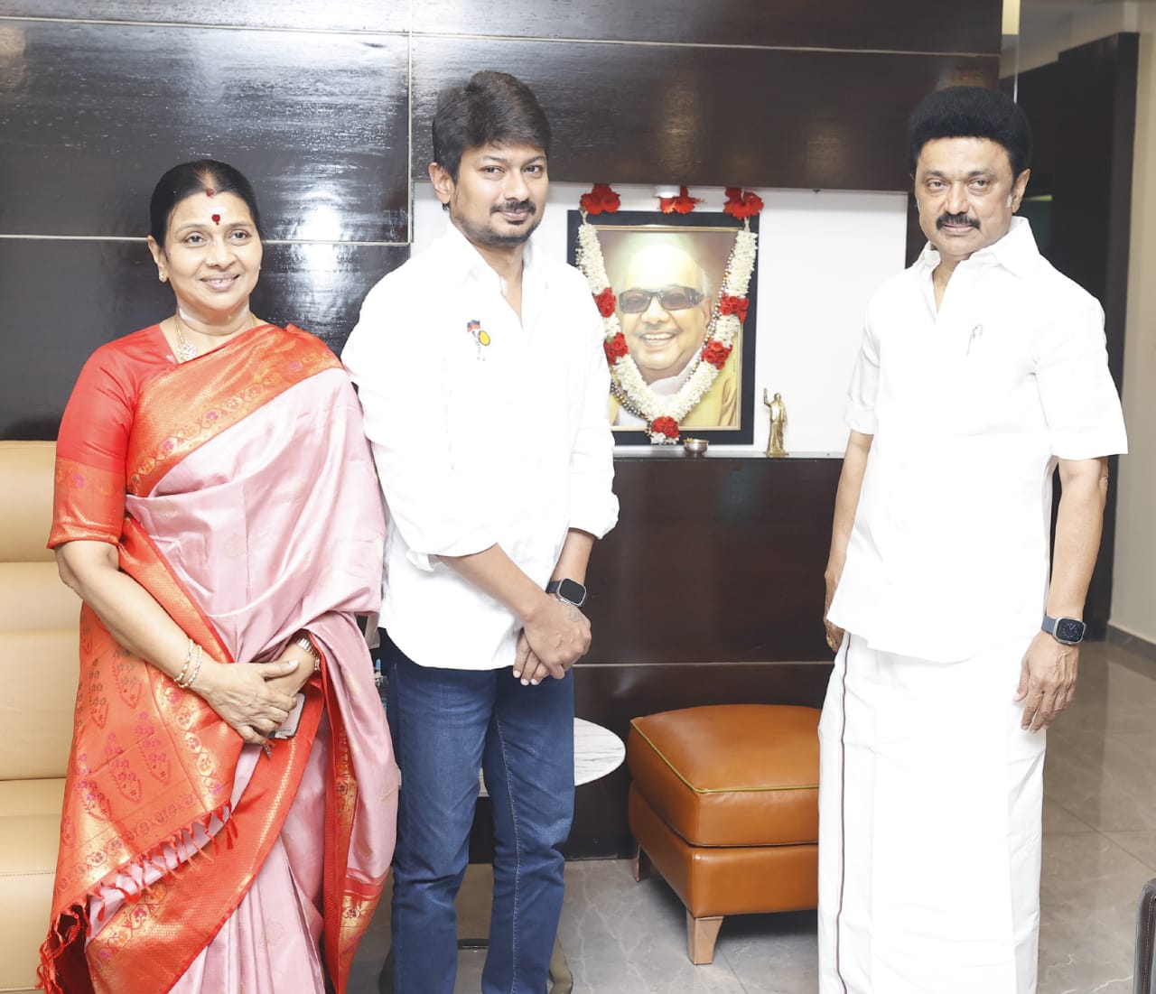 தமிழக அமைச்சராக பதவியேற்பதற்கு முன்பாக தாய், தந்தையிடன் உதயநிதி ஸ்டாலின் வாழ்த்து பெற்றார்.