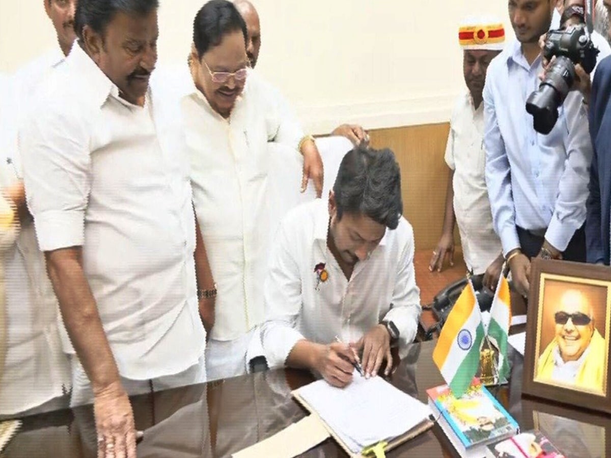 கடிகாரத்தில் நேரம் பார்த்த பிறகு தனது முதல் கோப்பில் கையெழுத்திட்டார் அமைச்சர் உதயநிதி ஸ்டாலின்.