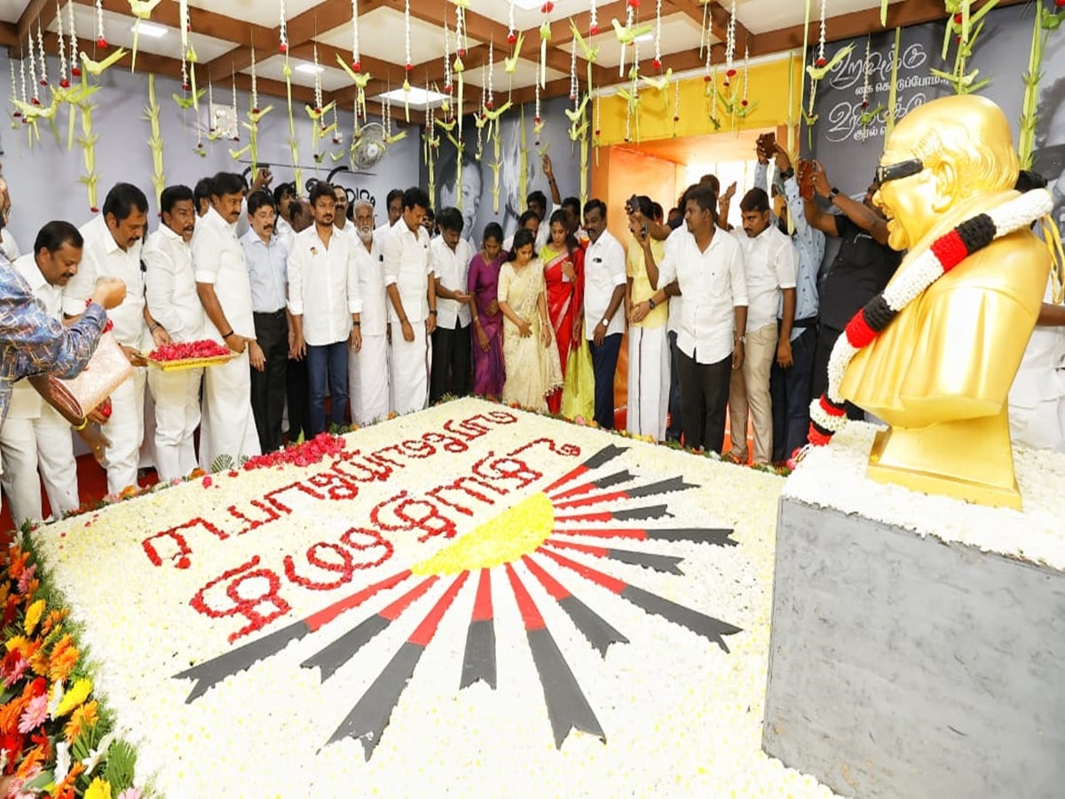 முன்னாள் முதல்வர் கருணாநிதி நினைவிடத்தில் "உதயத்தை வரவேற்போம்" என்று வாசகம் எழுதப்பட்டு இருந்தது.&nbsp;